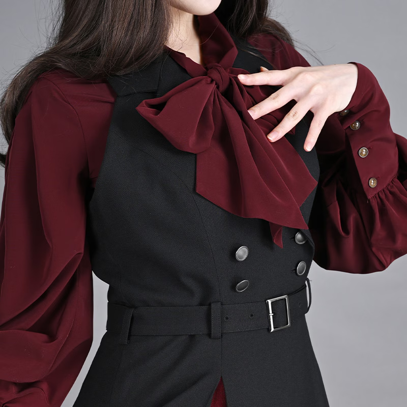 NOS_PROJECT's tweet image. 【pick up】ホルターネックワンピース　ブラック

プリーツの奥に仕込んだ差し色が、着る人の動きに合わせて見え隠れします。
翻すたび、思わず目を追ってしまう洒脱さを追求したアシンメトリーデザイン。
nos-project.jp/view/item/0000…