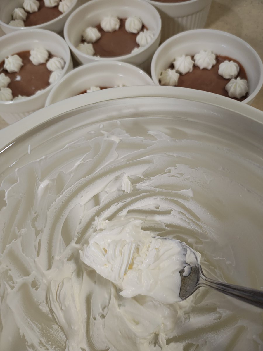 家でデザートを作った時の楽しみのひとつは、余った生クリームをスプーンでかき集めて食べる事です🤤