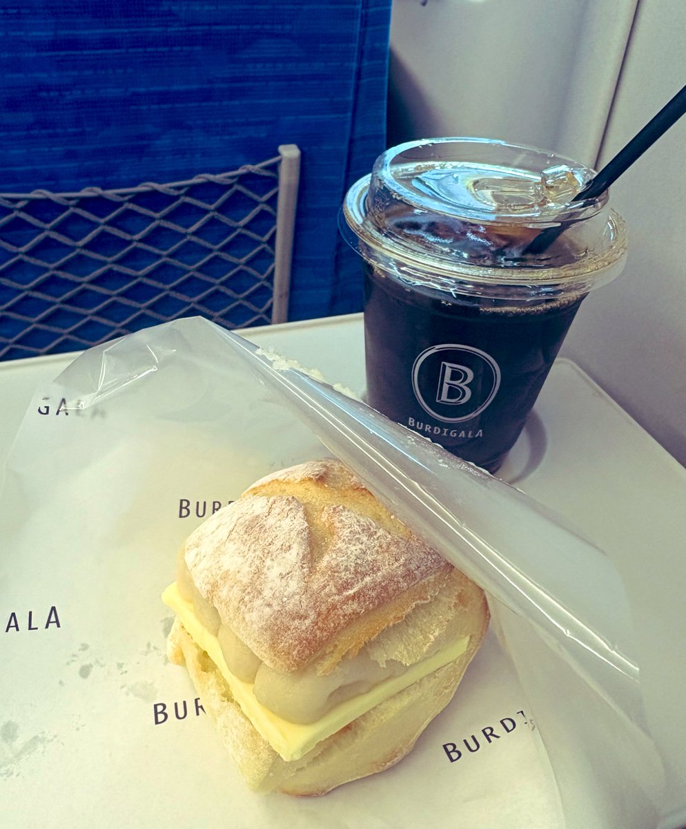 昨日から出張のお供にこれを食べると決めていたのだ。