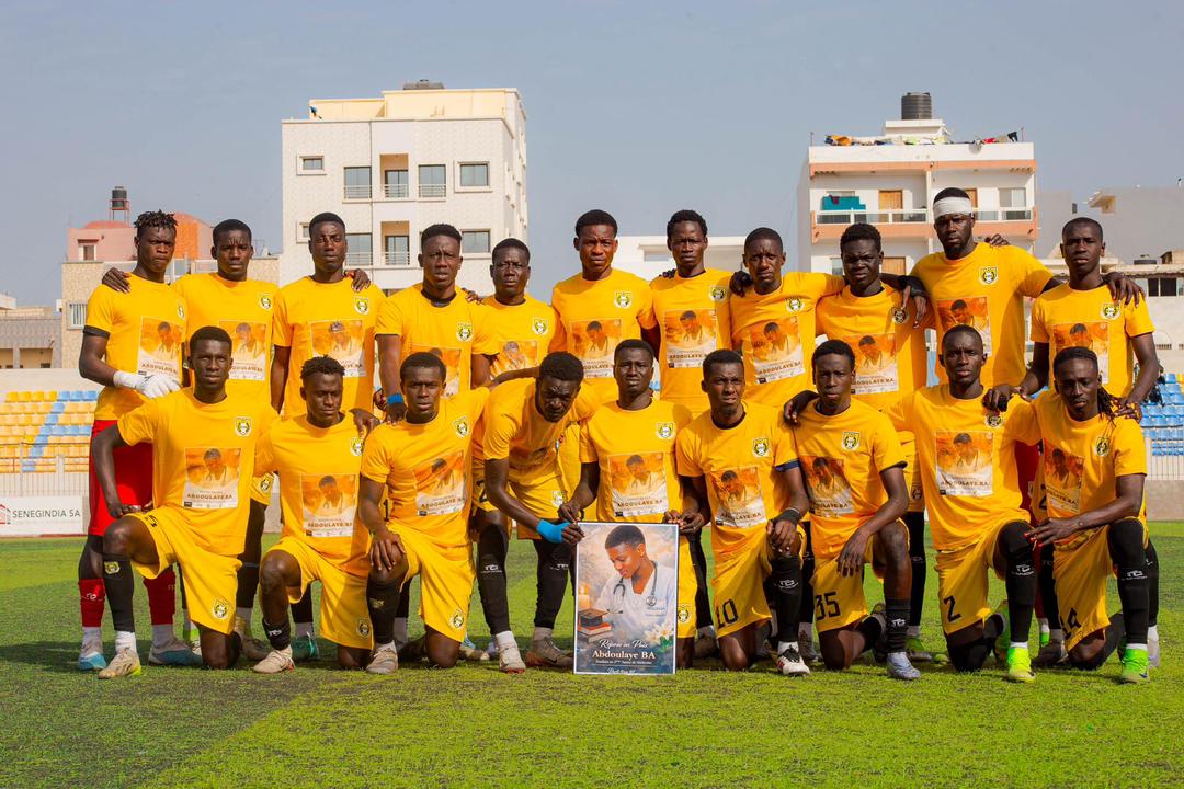 ducfoot's tweet image. Le Dakar Université Club a rendu hommage au défunt étudiant, Abdoulaye Ba.

Le DUC présente encore une fois ses condoléances à la famille éplorée et à toute la famille estudiantine.

Paix à son âme !