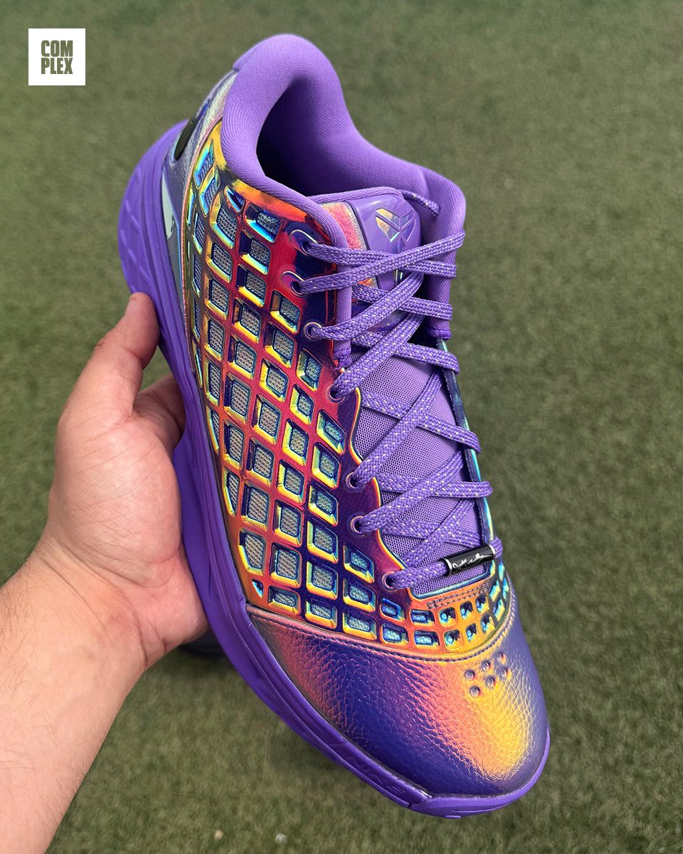 ComplexSneakers's tweet photo. First look at Jalen Brunson's "Warning Label" Kobe 3 Low promo pair ⚠️ This version features a metallic gold finish as opposed to the standard purple featured on the retail version 🐍 https://t.co/0mmk6O7oMJ