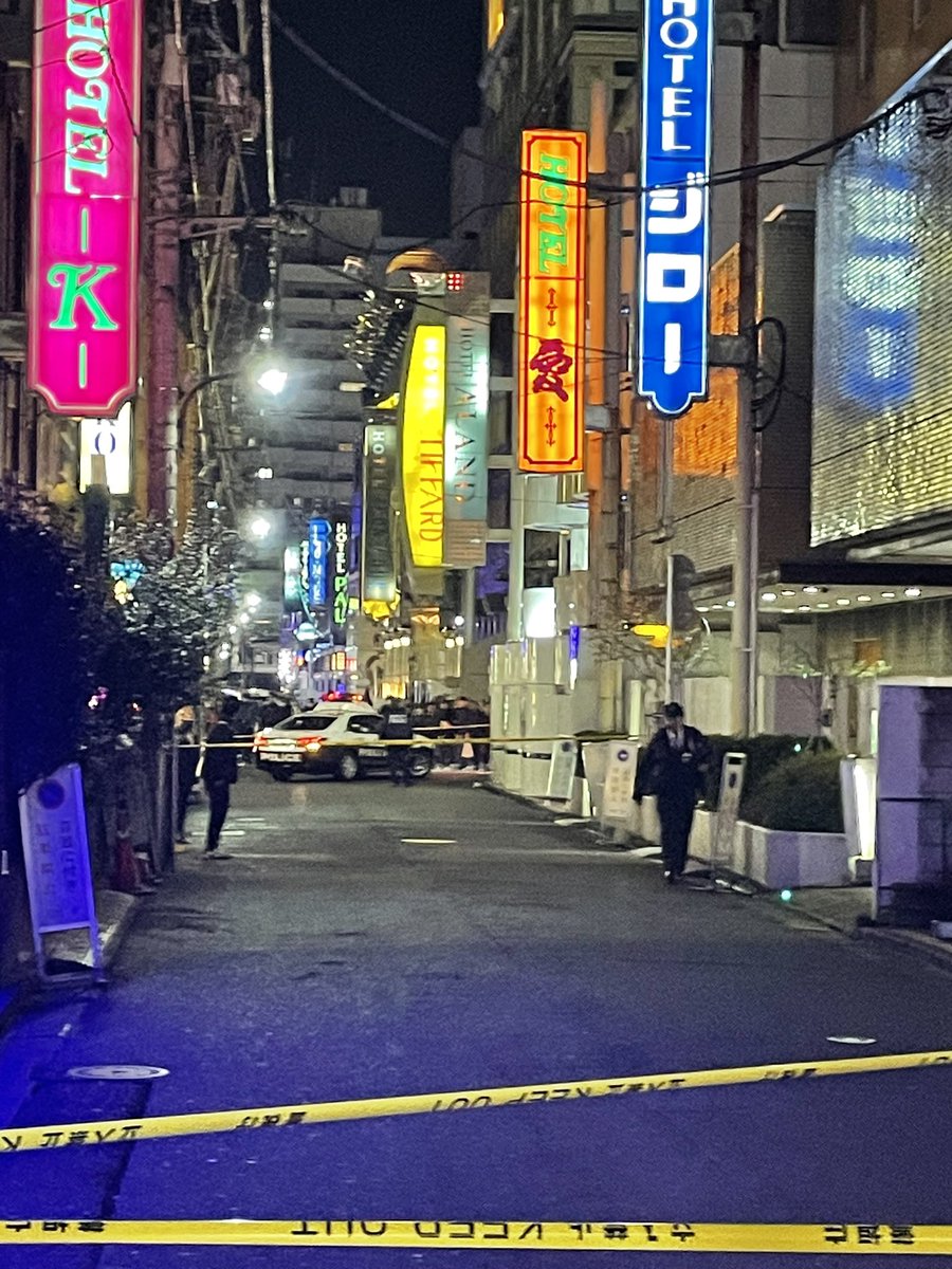 whytho4493's tweet photo. どんな事件なのか分からないが、ホテル街に規制線が張ってあった😧
-------------------------------------
りくりゅう 魔法の天才 #サーティワン新作
週の始まり #そらジローのキーワード 龍一くん 木原くん
病的使用 リフトのミス #LINEマンガでポイ活
#QandAぇ #月曜から行った気になるNYバーガーズ