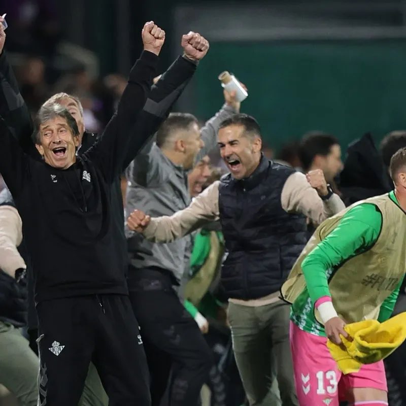 shgvlis's tweet photo. Hay una cosa q me he estado fijando mientras veía a Pellegrini y a Fernando hablando de alguna jugada. Y es que muchos hablan de sustitutos de Pellegrini, pero yo sólo veo lo que se está empapando Fernando de él... Así q no lo descartaría a futuro como su sustituto https://t.co/d5MdtoEk79