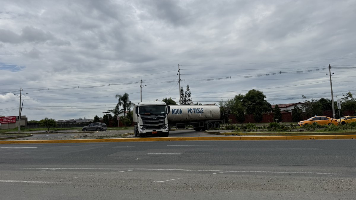 ⁦<a href="/ATM_Transito/">ATM TRÁNSITO</a>⁩ gracias a la falta de control, tanqueros como el de la foto maniobran hasta conseguir girar en el retorno frente a RIOCENTRO #VíaALaCosta ⁦<a href="/ViaLaCostaLucha/">ViaLaCostaProgresa</a>⁩ ⁦<a href="/Urb_ViaLaCosta/">Urbs Via a La Costa</a>⁩ ⁦<a href="/InfoViaLaCosta/">Info Via a La Costa 🔍</a>⁩ ⁦<a href="/CulturaVialEC/">Cultura Vial</a>⁩ ⁦<a href="/EmergenciasEc/">Emergencias Ec</a>⁩