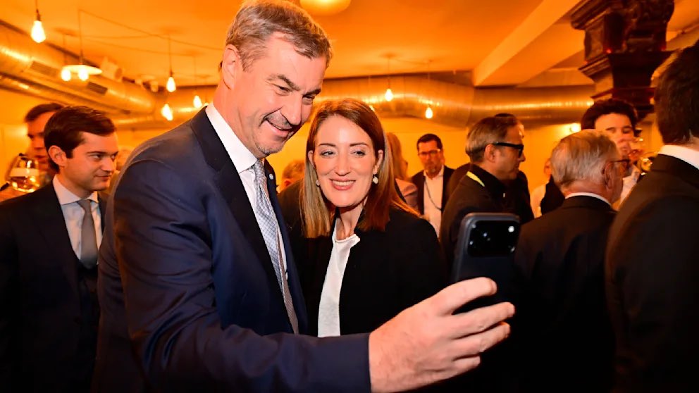 🔴🔴خبر تکمیلی /: شاهزاده رضا پهلوی در مراسم «شب آزادی» که از سوی اکسل اشپرینگر در شهر مونیخ برگزار شد، حضور داشت. او در این مراسم از جمله با لارس کلینگ بایل معاون صدراعظم و وزیر دارایی آلمان، ژنرال پترائوس فرمانده سابق سنتکام رون پروسور سفیر اسرائیل در آلمان ،خاخام تیشتال، مسئول