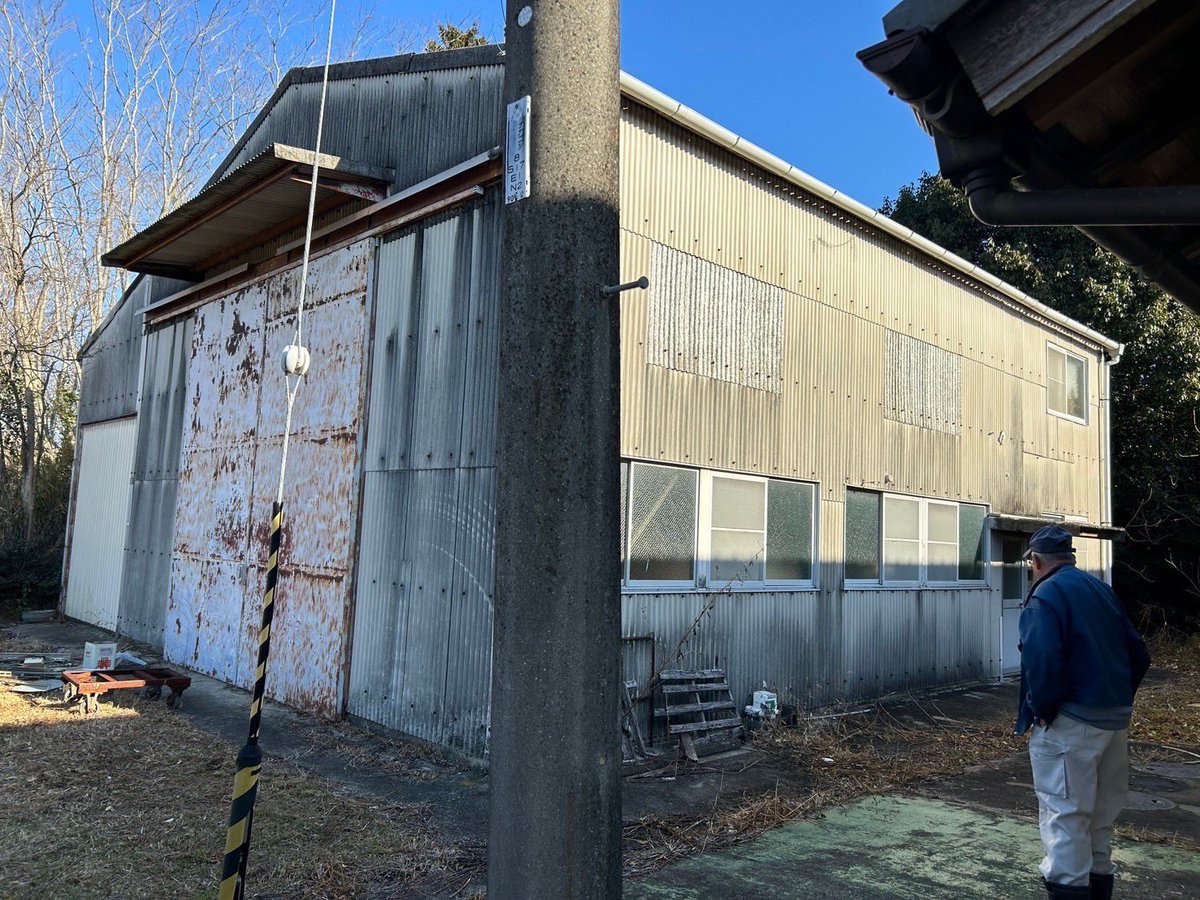 MIKIKOUZAI's tweet photo. おはようございます😊
兵庫県小野市で工場(2F住居付)をお貸しします。
ナイフ工房としていかがでしょうか？

ウィンチなども付いており重い機材も移動しやすいと思います。
2月末に清掃業者を入れますので、4月頭から入居可能です。

#カスタムナイフ https://t.co/iWYqSoslcy