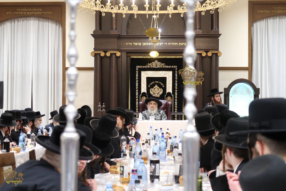 HQSatmar's tweet photo. At the historic Shul in #Sighet #Romania, Satmar Grand Rebbe Aron leads the 122nd #Yahrtzeit Tish in honor of his grandfather, Grand Rabbi Chananya Yom Tov Lipa Teitelbaum OBM (1836-1904), the Kedushas YomTov. A profound moment celebrating the legacy of the #Siget #Satmar dynasty!