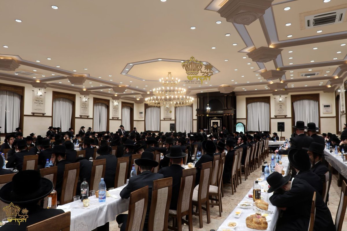 HQSatmar's tweet photo. At the historic Shul in #Sighet #Romania, Satmar Grand Rebbe Aron leads the 122nd #Yahrtzeit Tish in honor of his grandfather, Grand Rabbi Chananya Yom Tov Lipa Teitelbaum OBM (1836-1904), the Kedushas YomTov. A profound moment celebrating the legacy of the #Siget #Satmar dynasty!