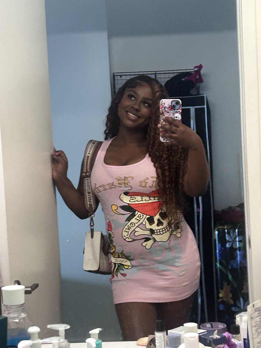 cydnaayyy's tweet photo. People like me do 6 months of earthy for aesthetic and 6 months of straight Ig baddie aesthetic. No in between 😭😭 https://t.co/FS6xz2ATR7