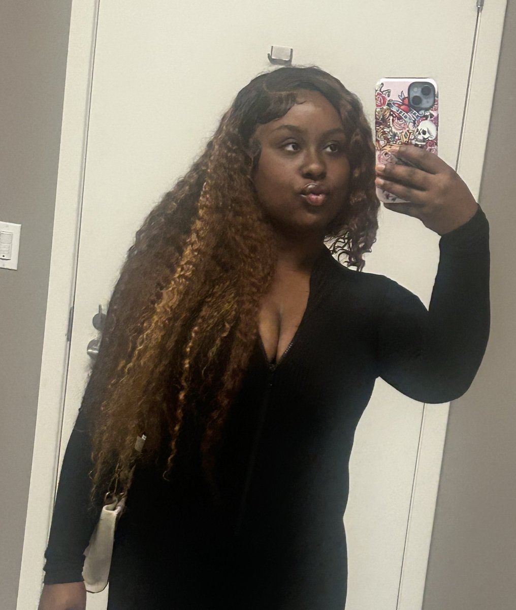 cydnaayyy's tweet photo. People like me do 6 months of earthy for aesthetic and 6 months of straight Ig baddie aesthetic. No in between 😭😭 https://t.co/FS6xz2ATR7