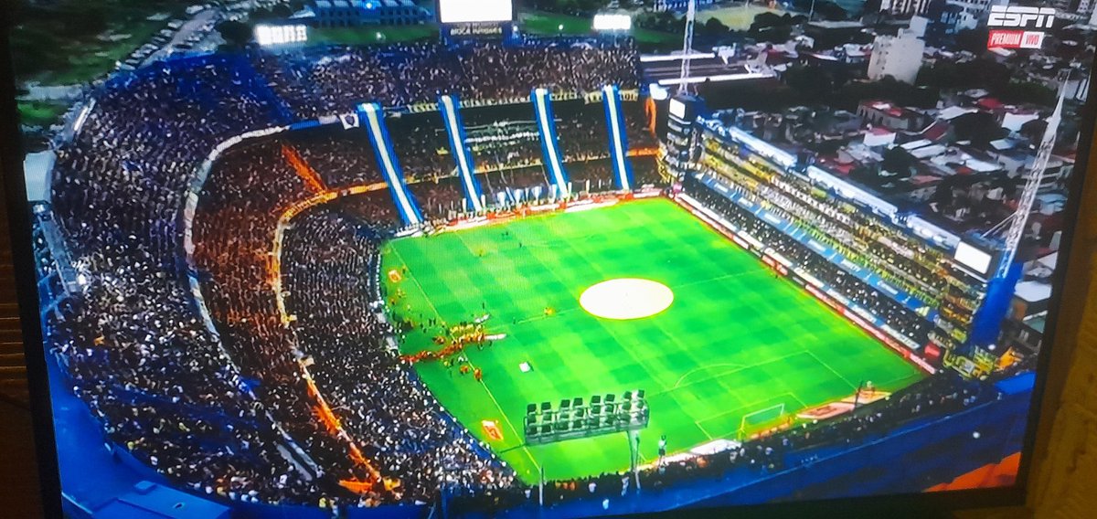 Como que el movimiento popular más grande del mundo no pudo llenar la cancha un domingo a las 7 de la tarde? Debe ser IA si acá me dijeron que son el equipo más convocante del mundo