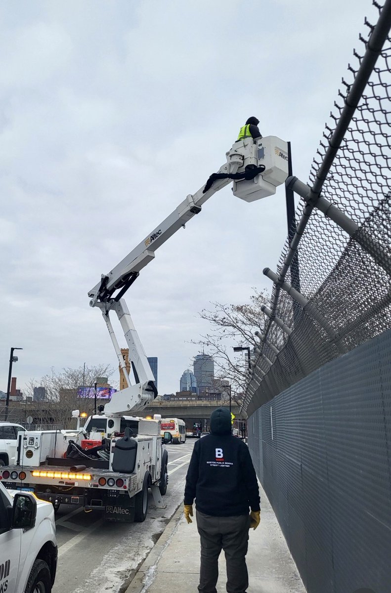 BostonPWD's tweet photo. In addition to making lighting upgrades in #HydePark &amp; #SouthBoston, our Street Lighting Division was busy this weekend making repairs to gas lights in #BeaconHill. 💡🛠️ https://t.co/DzTf1YtYPF