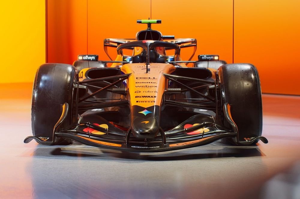 McLaren เสนอให้เปลี่ยนวิธีเริ่มแข่ง F1 เพราะเครื่องยนต์ปีนี้แรงน้อยกว่าปีก่อนคับ🏎️

รถปีนี้เวลาออกจะต้องกดคันเร่งค้างเอาไว้ 10 วิเพื่อให้รอบเครื่องถึงเป้าก่อนจะออกตัว 

ปัญหาคือถ้านักขับพลาดรถก็จะออกตัวช้า ทำให้ตอนแข่งจริงมีโอกาสที่คันหลังจะพุ่งเข้ามาชนจนเกิดอุบัติเหตุได้คับ