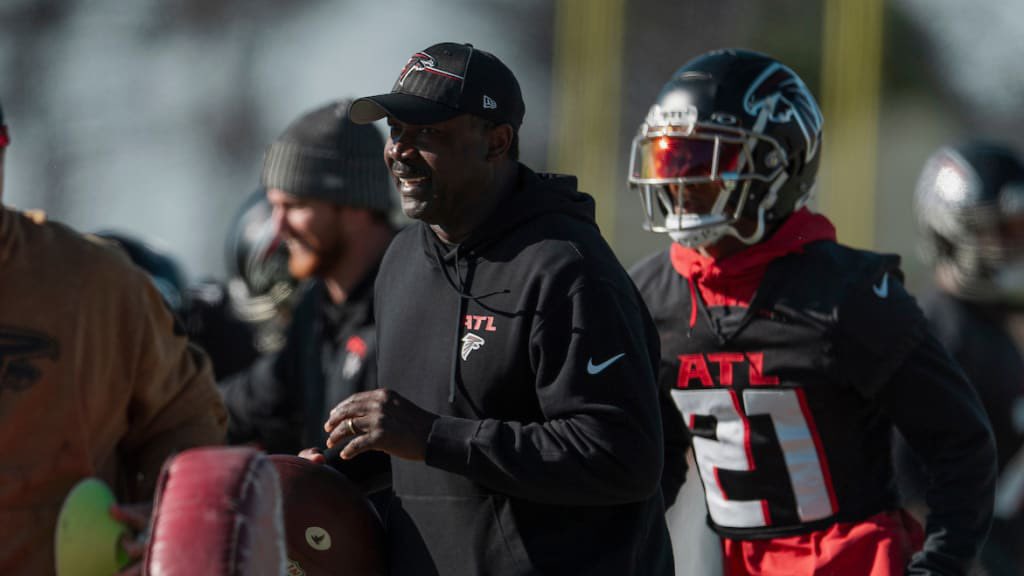 49ersSportsTalk's tweet photo. Jerry Gray and Raheem Morris have worked with each other over the years. 

Morris decided to bring Gray to coach up the #49ers DBs 🔥 #FTTB https://t.co/YyHnrupAwJ