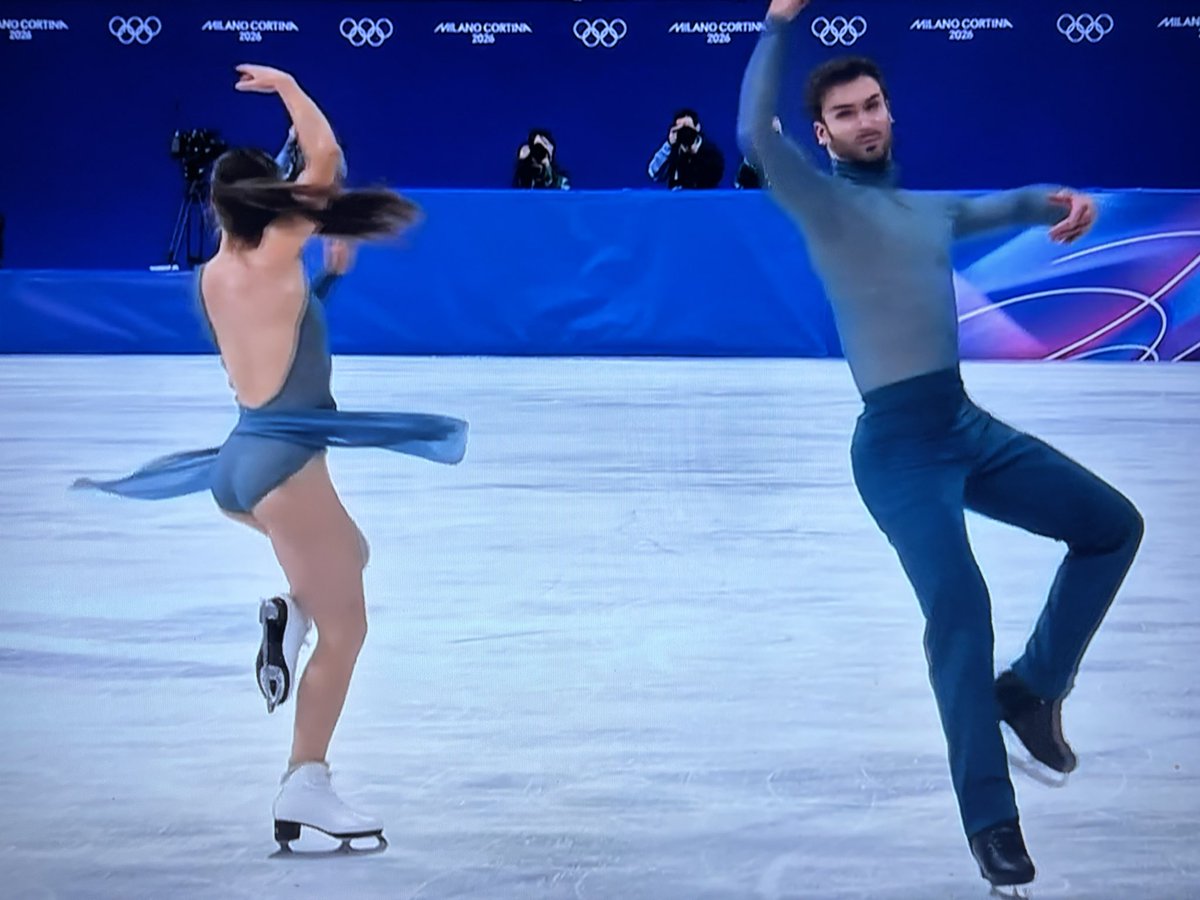 PatriotLovesUS's tweet photo. @fafiyalatha @nypost While I agree they had a beautiful skate, they DID make mistakes and were out of sync at points. I don’t think the American couple were out of sync once.. https://t.co/DCoqZVuNJU