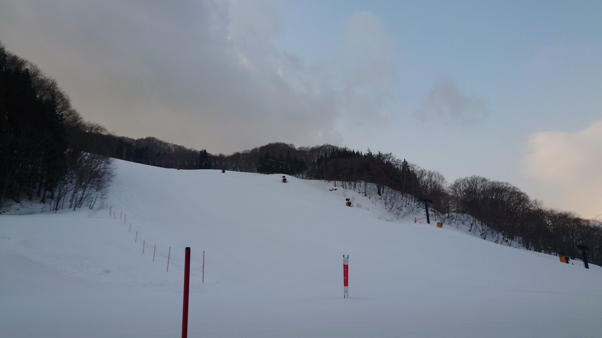 takahataski's tweet photo. おはようございます
昨日おとといは大会に検定と皆様お疲れさまでした⛷
結果はいかがでしたでしょうか？

しばらく晴れが続く予報です☀
暖かく過ごしやすいのは嬉しいですが積雪が心配💦
晴れの日はゲレンデコンディションが刻々と変化しますので滑走の際はご注意を！

#北日光高畑スキー場 https://t.co/NrD0M8a9VI