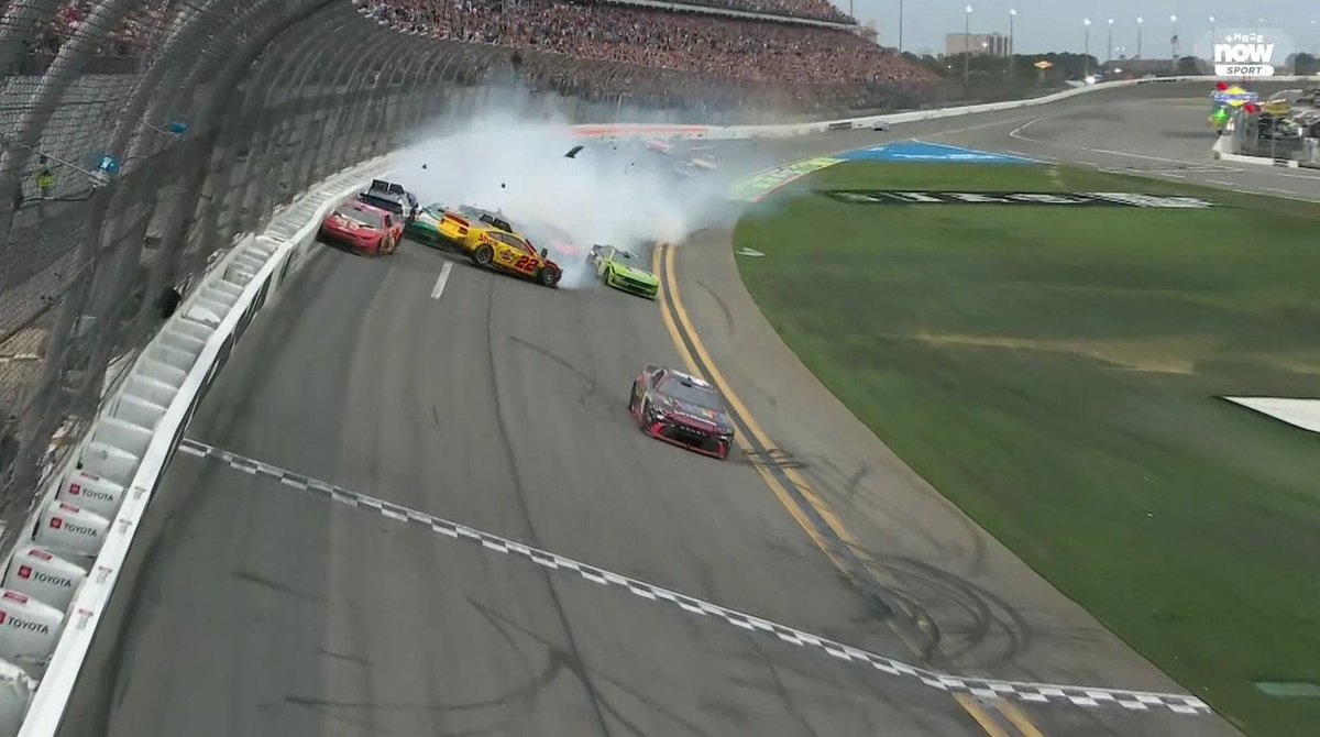 QUE FINALAZO DE CARRERA EN DAYTONA, Tyler Reddick se lleva su primera Daytona 500 en una ultima vuelta con 3 accidentes sin amarilla por delante de un Stenhouse y de un Logano que llegaron por inercia.

La semana que viene NASCAR se va a Atlanta.