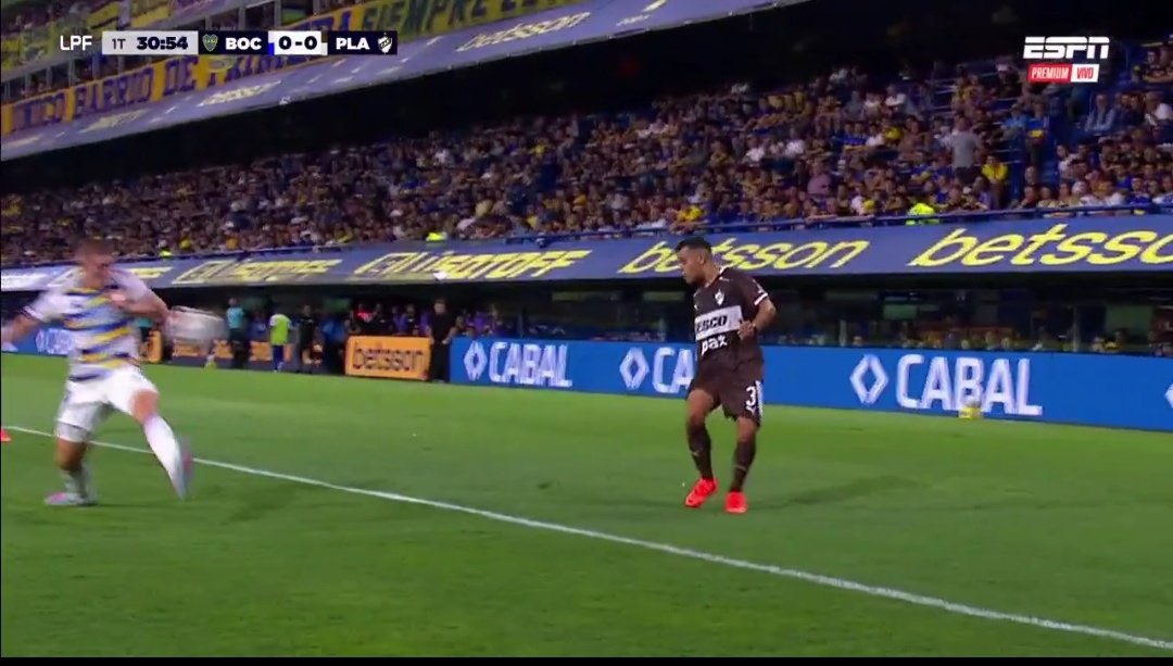 Penalazo no sancionado por el árbitro Zunino, el mismo tipo que nos perjudicó en su momento contra Barracas Central en donde tampoco quiso cobrar la pena máxima.