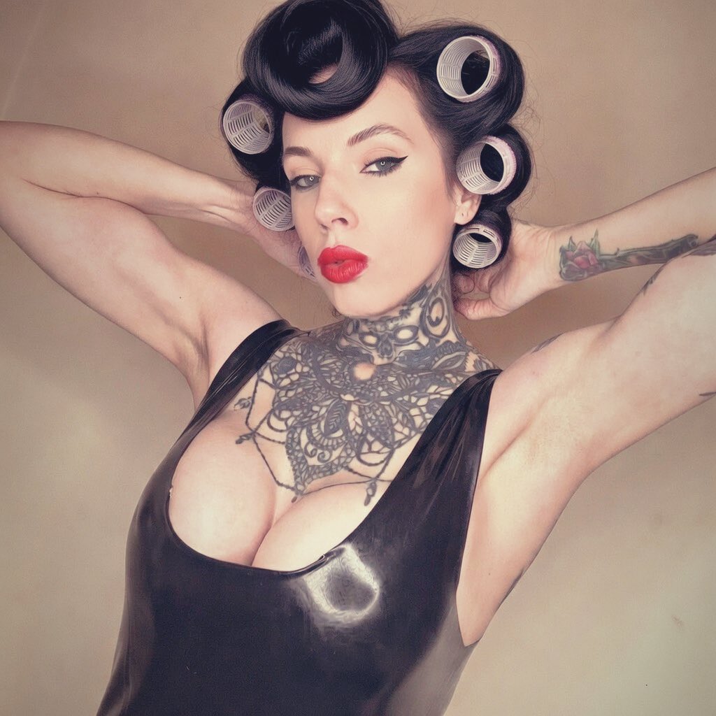 InkedEmpress_X's tweet photo. There’s just something sexy about hair rollers and latex 😏😈

Salon • salon fetish • hair roller fetish • pin up style 😈 https://t.co/VQzWUEvzov