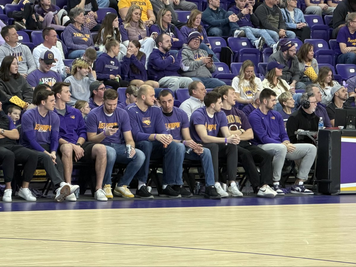 DRIVING THE LANE/Chuck Rowe tweet media