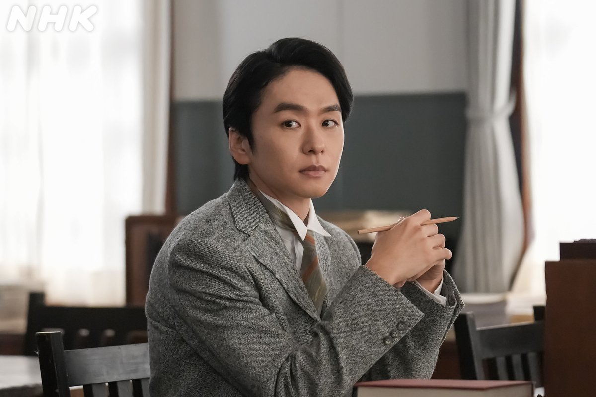 熊本第五高等中学校の英語教師・作山を演じるのは #橋本淳 さんです。

ドライで合理的な作山さん。
決して冷たい人ではありませんが、同僚であるヘブンさんとも淡白な距離感です。

#ばけばけ
