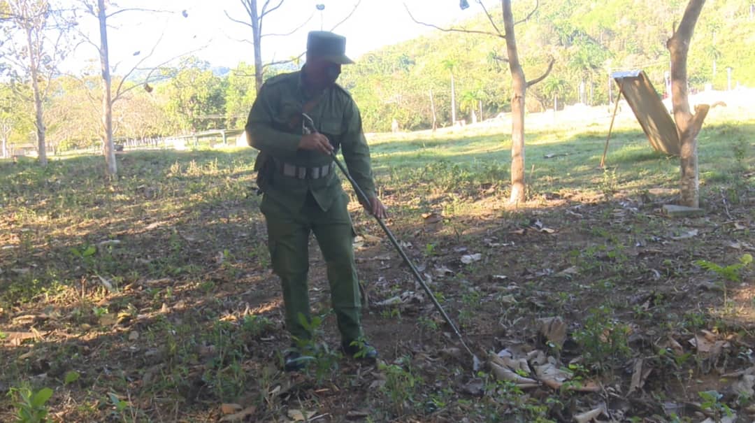 PopularFront_'s tweet image. 🇨🇺 #Cuba: Footage released by Cuban media shows Cuban Revolutionary Armed Forces (FAR) soldiers conducting motorcycle maneuver and live-fire drills, alongside exercises in shooting and demining.

(via @EjtoOccidental)