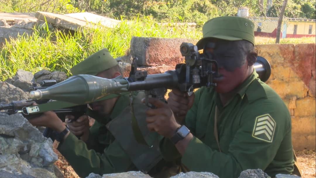 PopularFront_'s tweet image. 🇨🇺 #Cuba: Footage released by Cuban media shows Cuban Revolutionary Armed Forces (FAR) soldiers conducting motorcycle maneuver and live-fire drills, alongside exercises in shooting and demining.

(via @EjtoOccidental)