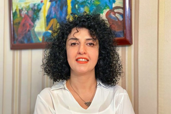 MundoEConflicto's tweet photo. 🇮🇷 | Narges Mohammadi, Nobel de la Paz, fue trasladada sin aviso a una prisión al norte de Irán. Su familia denuncia maltratos y un estado de salud "alarmante" tras ser condenada a 6 años extra de cárcel por su activismo contra el régimen. https://t.co/zKHbNGmwbq