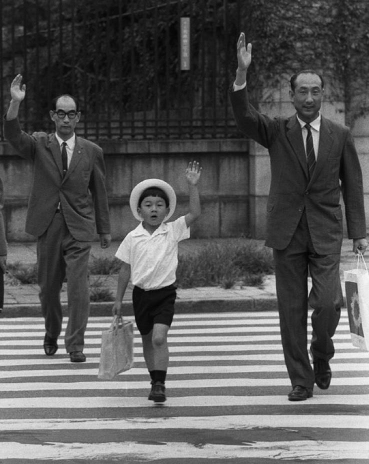 浜尾さんによる 浩宮さまの皇位継承者としての教育は 私的な感情を抑え 常に人に見られている意識を忘れない習慣 権威を振りかざさない姿勢の体得だと思う