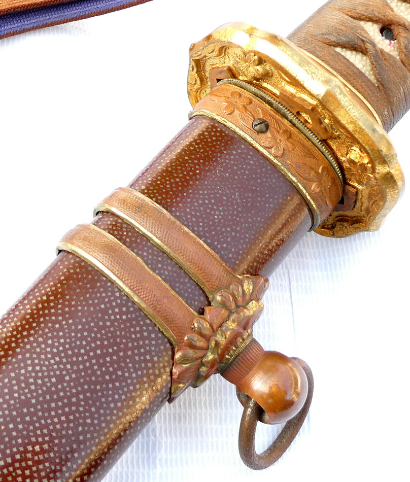 日本陸軍の将校用の九八式軍刀の拵えになります。 鞘が研ぎ出し鮫皮を