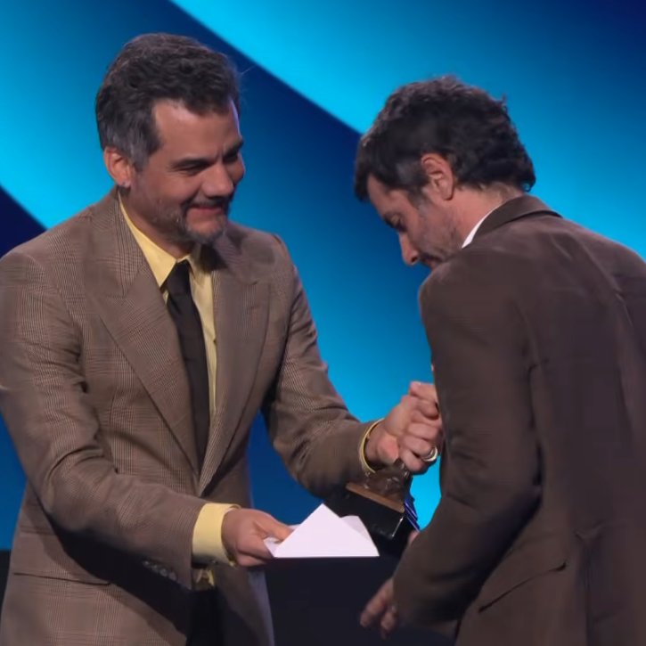 Wagner Moura entregando o prêmio de Melhor Fotografia para Adolpho Veloso no Spirit Awards.  🇧🇷