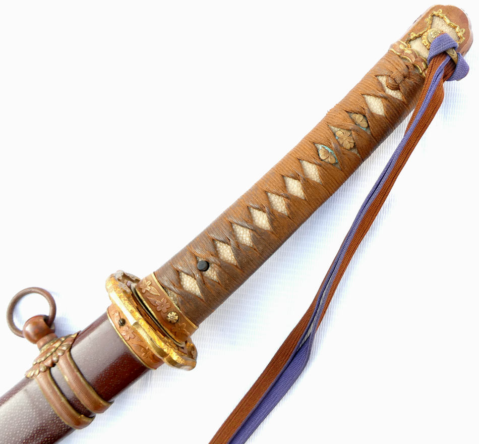 日本陸軍の将校用の九八式軍刀の拵えになります。 鞘が研ぎ出し鮫皮を