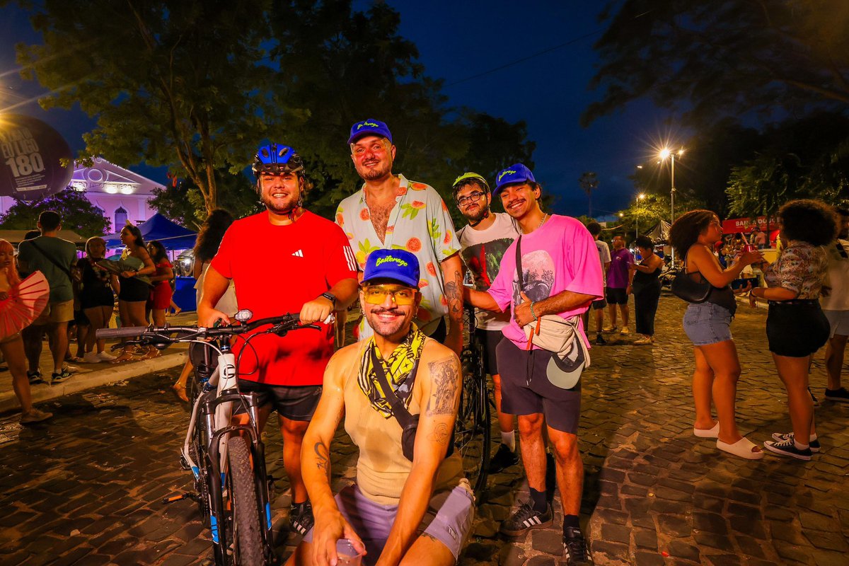 lucrecioarrais's tweet photo. A @bailerage invadiu o bloco do @Stouradass para lembrar você que nesta segunda-feira, 16/02, tem Carnaval da Bailerage no Roots até 4h! Chegue! 💙🔥

Foto: @osretratosdaandressa https://t.co/pkwIEj3LOC
