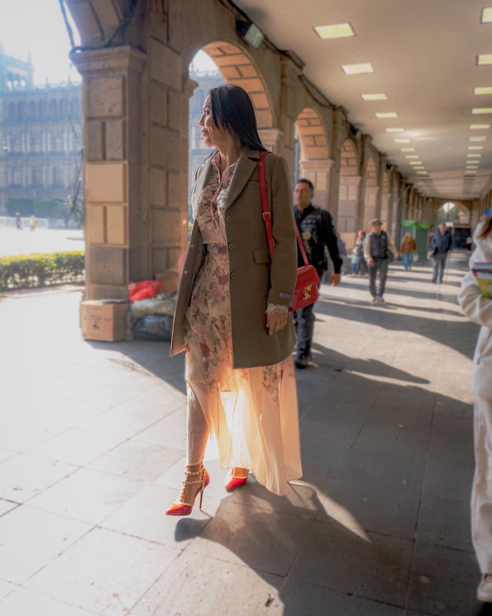 RealArturoH's tweet image. Aquí podemos observar al diputado @DianaSanchezBar usando un bolso Celine Triomphe cuyo precio (usado) es de 64 mil pesos. 

Se ve que saca mucho dinero de administrar el ambulantaje en la Ciudad de México.