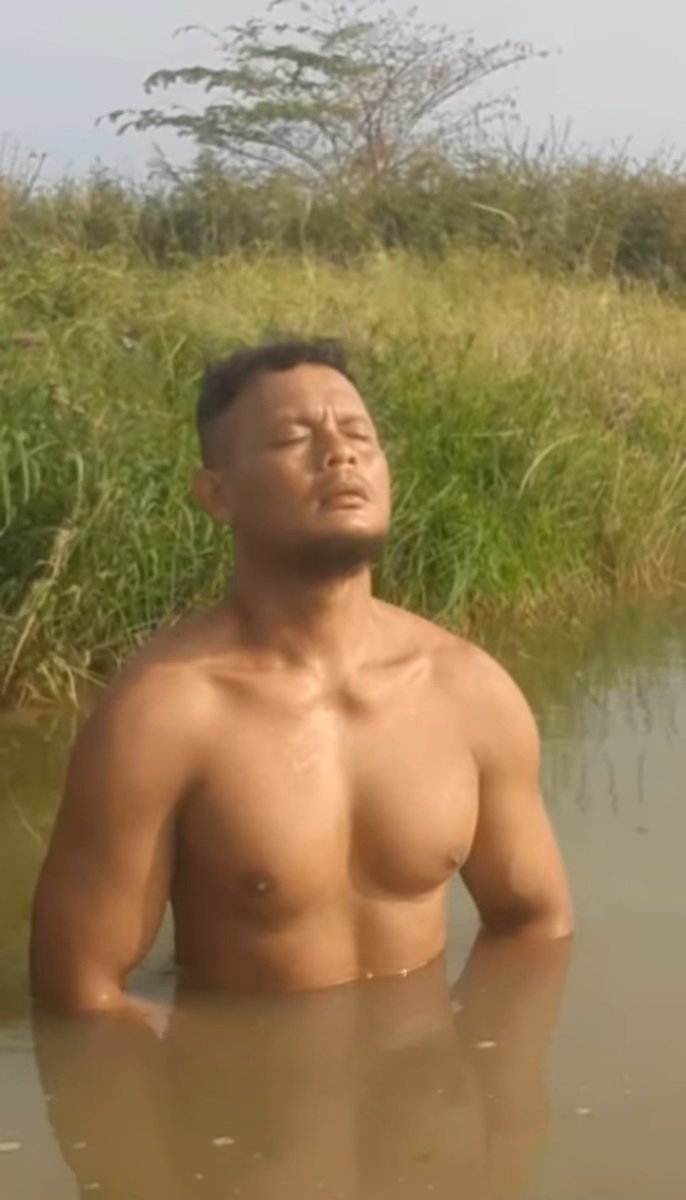 Shirtless Boy ID tweet media