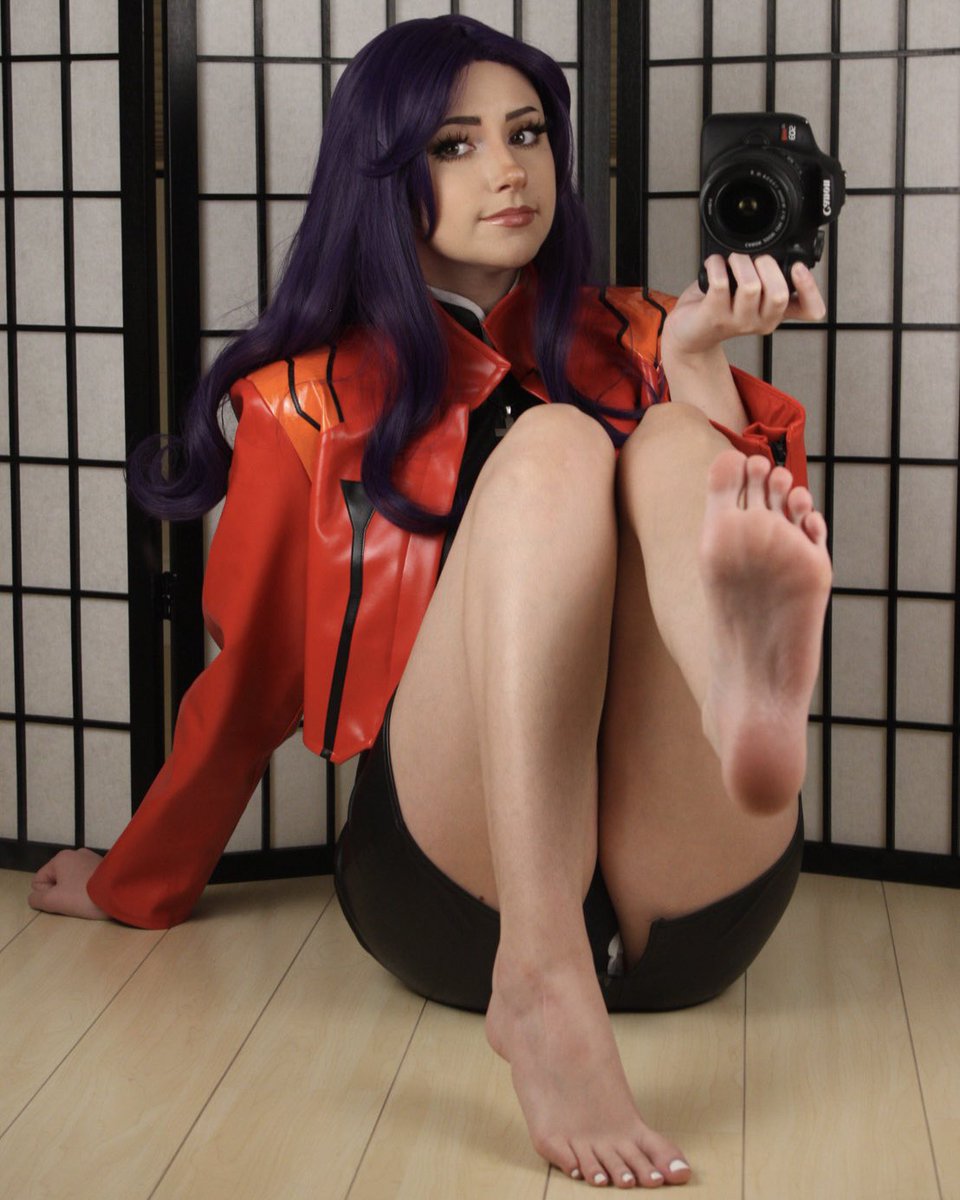cybercowgirljpg's tweet photo. happy late valentine’s day who wants to crack my feet? https://t.co/BlzY9Rcq8C