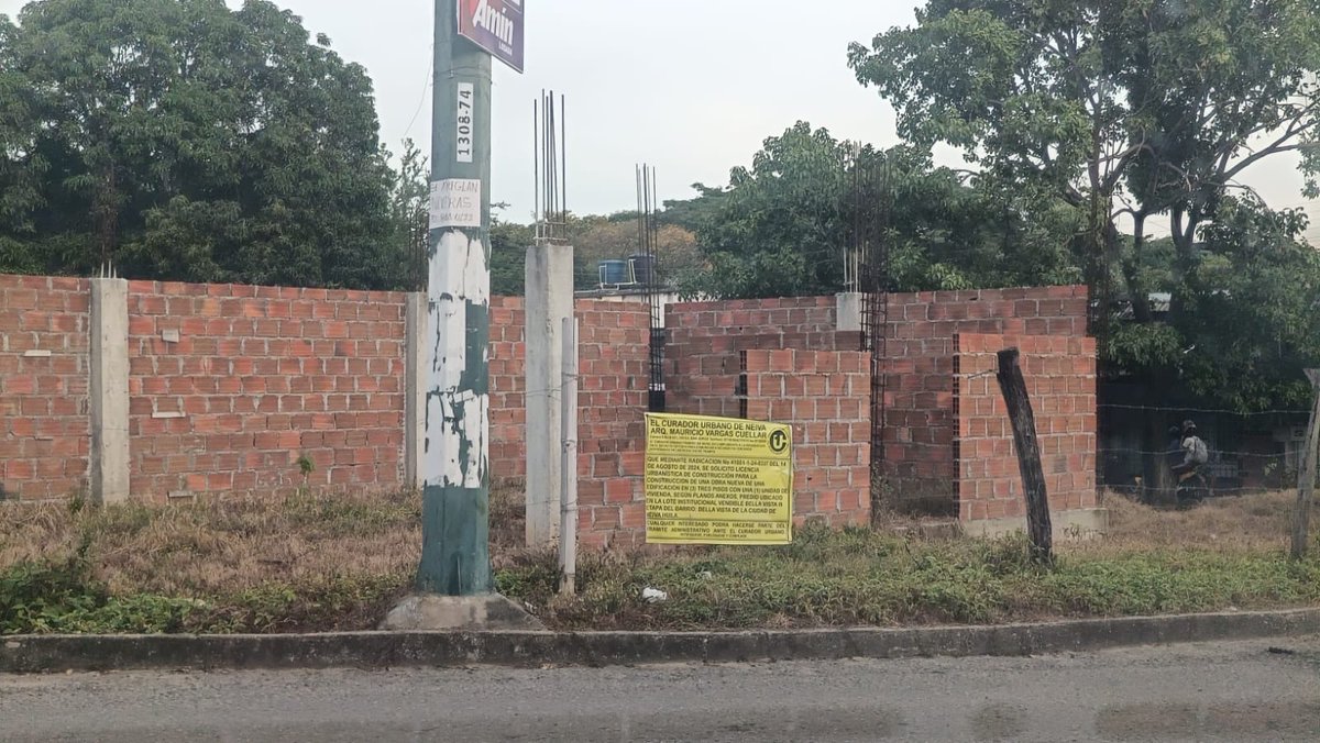 En este terreno público ubicado en la carrera 31 con calle 18C del barrio Bellavista de Neiva, se invade este espacio destinado para un parque <a href="/AlcaldiaNeiva/">Alcaldía de Neiva</a>. Urge la acción de los entes de control para investigar este delito ⁦<a href="/Personerianeiva/">Personerianeiva</a>⁩ ⁦<a href="/PGN_COL/">Procuraduría General de la Nación</a>⁩