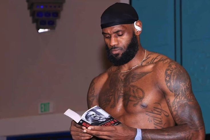 ultras_antifaa's tweet image. This photo is even funnier now. LeBron James, who pretends to be reading about Malcolm X, praised Israel today and said he has heard great things about Israel. 

Meanwhile, the United Nations, Human Rights Watch, and Amnesty International have determined that Israel has been…