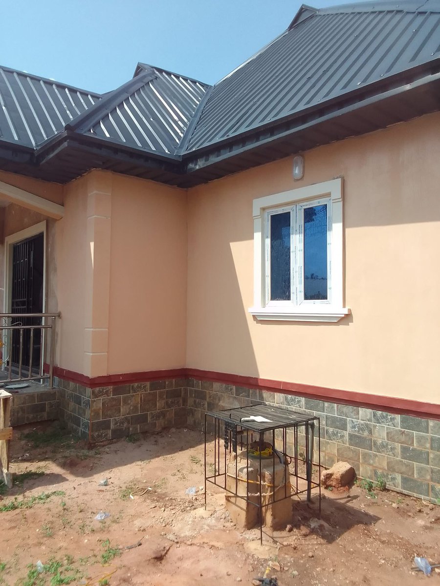 WorldPlaymaker's tweet image. DO YOU KNOW THAT WITH 600k you can actually paint a 4 bedroom apartment?
Oya relax let me explain 

7 buckets of emulsion for (3 bedrooms,kitchen,passage&amp;amp;varenda)
2 buckets of silk for (master bedroom,parlor&amp;amp;dinning)
6 buckets of matte for the whole exterior 

Depending 🧏‍♂️