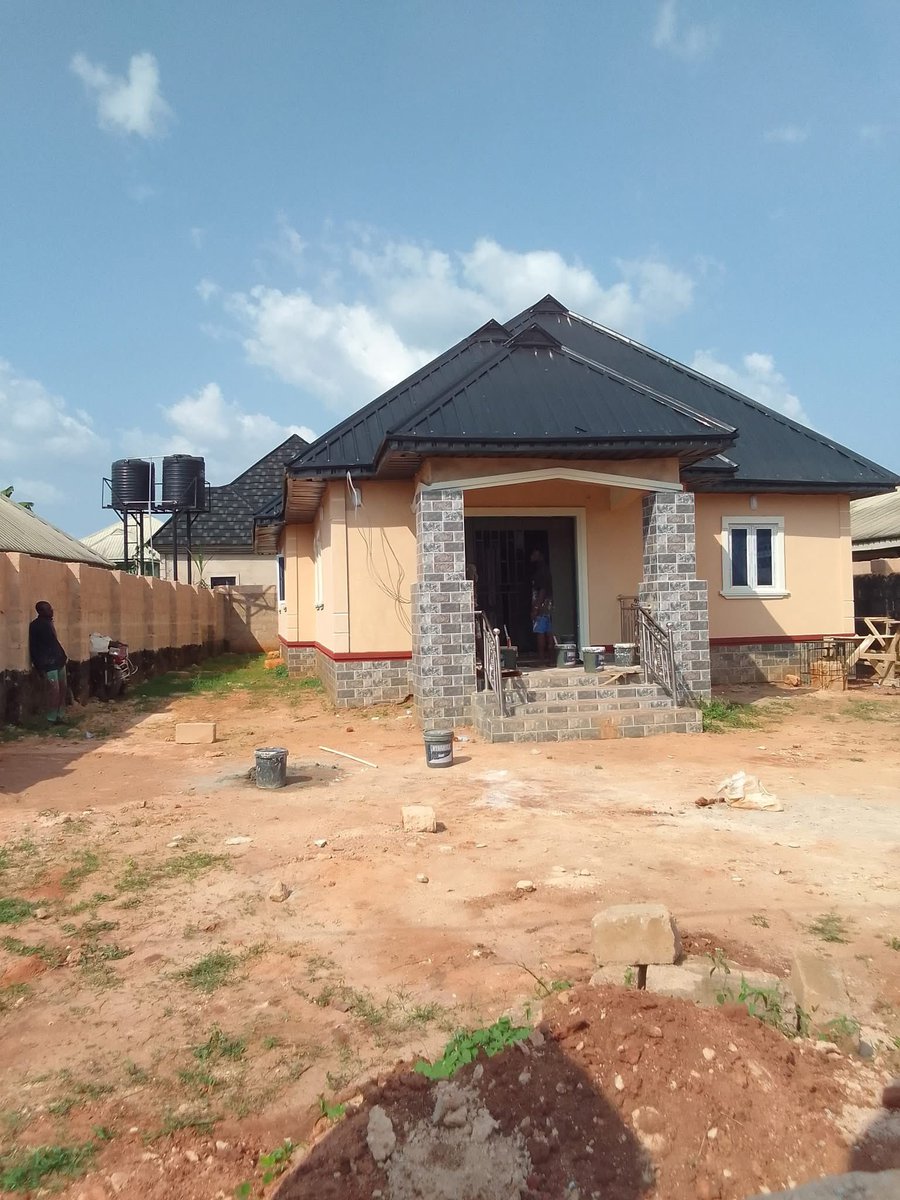 WorldPlaymaker's tweet image. DO YOU KNOW THAT WITH 600k you can actually paint a 4 bedroom apartment?
Oya relax let me explain 

7 buckets of emulsion for (3 bedrooms,kitchen,passage&amp;amp;varenda)
2 buckets of silk for (master bedroom,parlor&amp;amp;dinning)
6 buckets of matte for the whole exterior 

Depending 🧏‍♂️