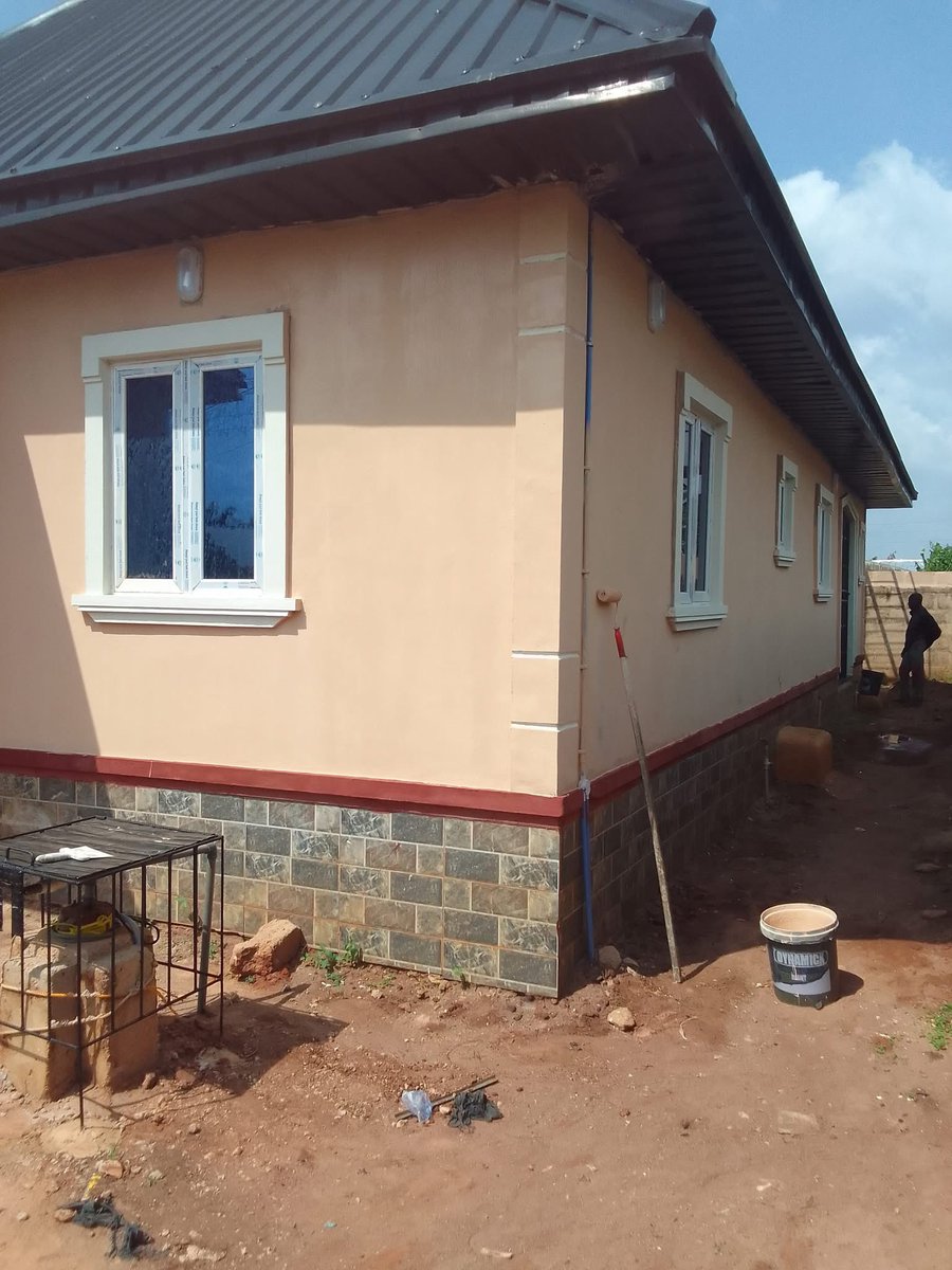 WorldPlaymaker's tweet image. DO YOU KNOW THAT WITH 600k you can actually paint a 4 bedroom apartment?
Oya relax let me explain 

7 buckets of emulsion for (3 bedrooms,kitchen,passage&amp;amp;varenda)
2 buckets of silk for (master bedroom,parlor&amp;amp;dinning)
6 buckets of matte for the whole exterior 

Depending 🧏‍♂️