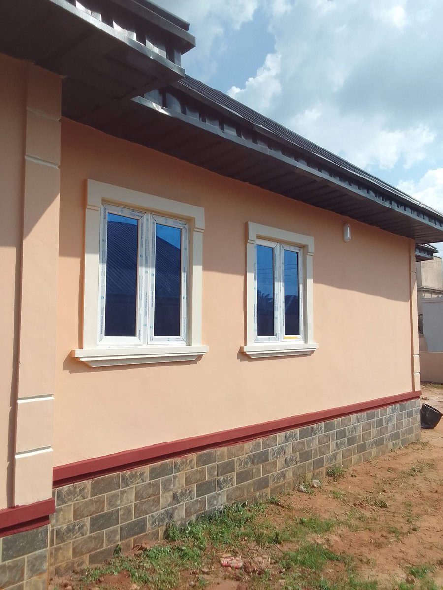 WorldPlaymaker's tweet image. DO YOU KNOW THAT WITH 600k you can actually paint a 4 bedroom apartment?
Oya relax let me explain 

7 buckets of emulsion for (3 bedrooms,kitchen,passage&amp;amp;varenda)
2 buckets of silk for (master bedroom,parlor&amp;amp;dinning)
6 buckets of matte for the whole exterior 

Depending 🧏‍♂️