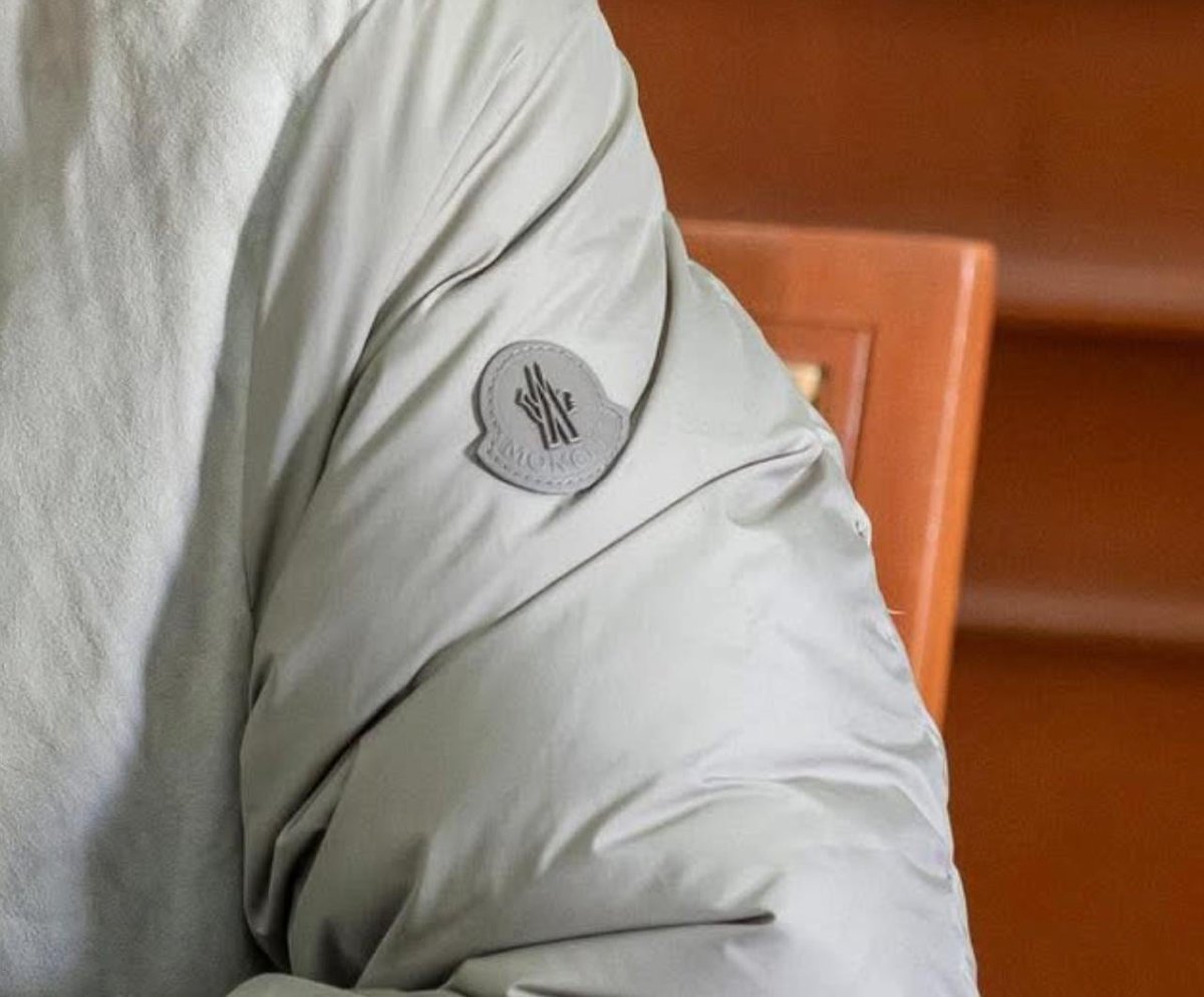 Dice el alcalde Morenista de Toluca <a href="/rimoba/">Ricardo Moreno</a> que tiene lana para eso y más, pero dice que no usa chamarras Moncler. Miente, se puede leer el logo en ambas chamarras. 

El cinismo de decir pregonar que los funcionarios del pasado eran ostentosos,  para ser peores.