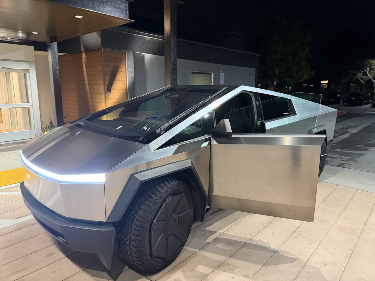 先週ベイエリアでCybertruckをレンタル。
昨年末のアップデート後のFSD、別次元•••！
1時間以上のドライブでも介入ゼロ。立体駐車場の中まで自動でスイスイ。
自家用車（？）がここまでのクオリティとは。Waymoに初めて乗った時以上の衝撃。未来ですね。