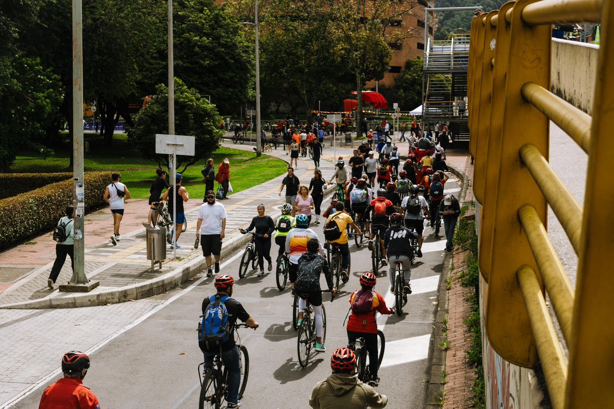 IDRD's tweet photo. Bogotá sigue demostrando que es una ciudad activa y en movimiento. En este 2026 mantenemos más de 2 millones de ciudadanos activos en la Ciclovía.
Hoy registramos una afluencia de 2.3 millones de personas corriendo, en bicicleta y en patines, confirmando que estos espacios siguen creciendo y fortaleciendo la actividad física en @Bogota. 🚴‍♀️🏃‍♂️🛼