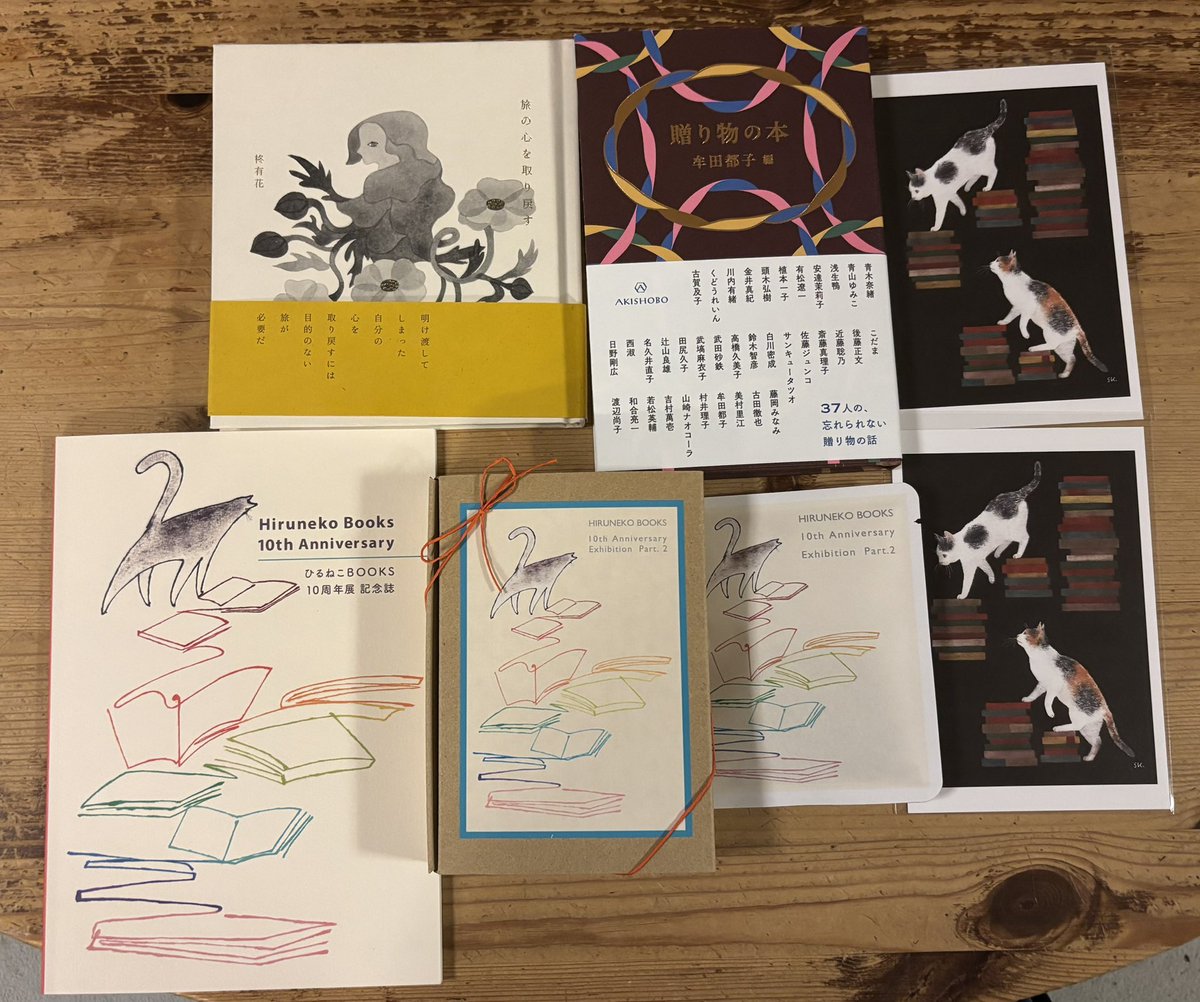 junco_nyanco's tweet photo. 土曜日の仕事帰り　#ひるねこBOOKS さんへ。10周年記念展パート2、もっと早く来たかった…！最近忙しかったので、思いっきり癒されました。全部、本当に素敵✨
#安達茉莉子 さんにお会いできて感激〜☺️ #贈り物の本 にサイン頂きました。嬉しすぎる😍
記念誌も早速購入です。
展示は本日まで！ぜひ！！ https://t.co/CKpLKmFNjV