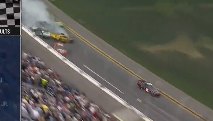 noravll's tweet image. reddick all'ultima curva della gara mentre gli altri poveri cristiani stanno combattendo per la loro vita