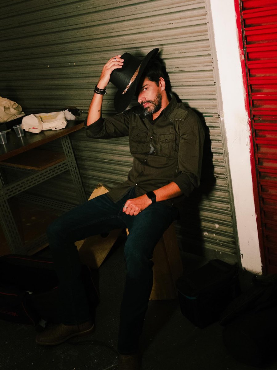 semana enorme de alberto cowboy
não cedeu a pressão dos adversários no confessionário e levou duas pessoas com ele, aumentando suas chances de vencer bate e volta, afinal ele iria ao paredão de todo jeito ✨