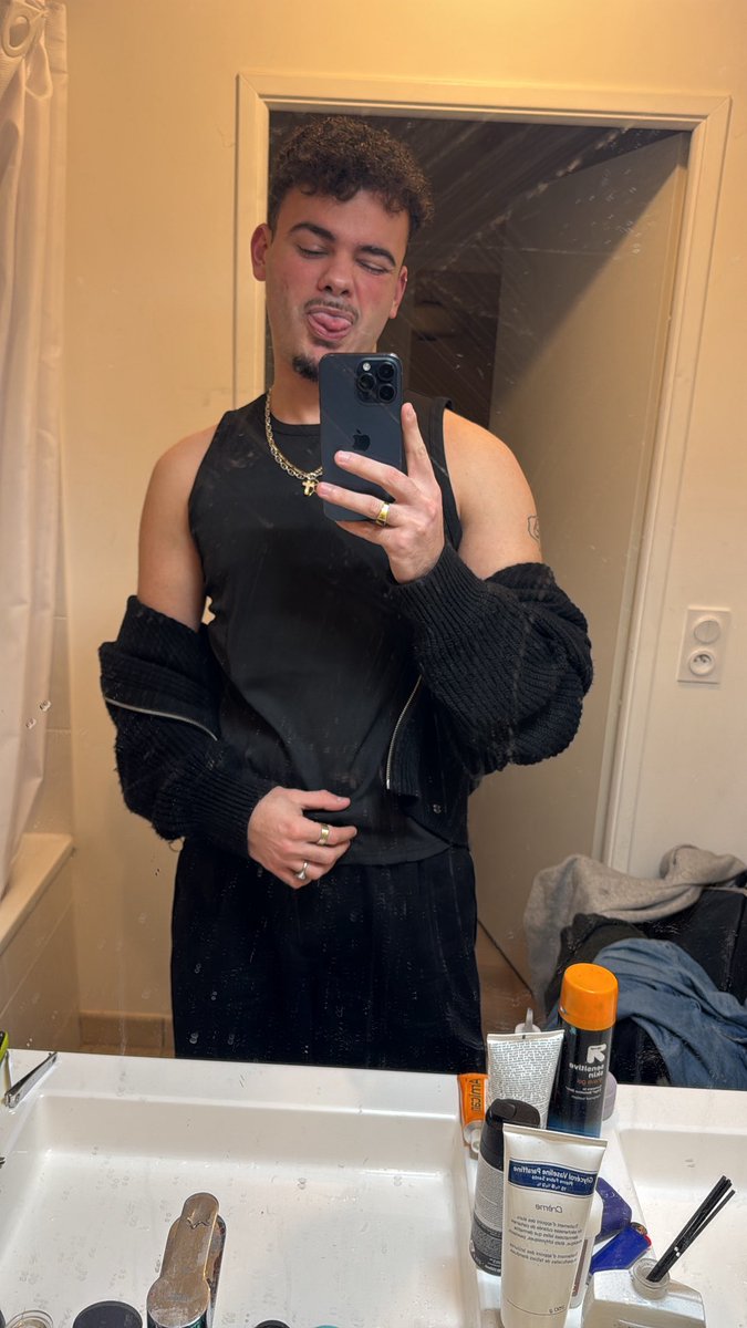 UnderzV's tweet photo. Elle été avec ou sans Valentin cette année ? 👀 #LGBTQIAWithOrNotValentine https://t.co/Xprhoil9Ma