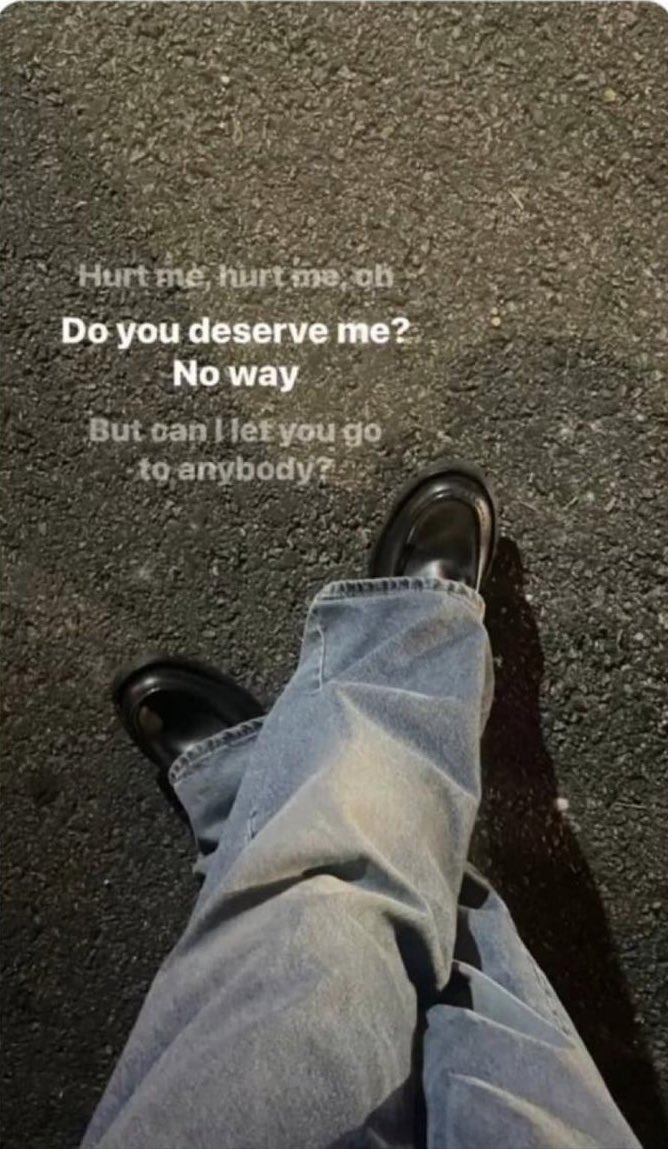 acervoleowon's tweet photo. #timetoremember
Quem lembra quando o Leo postou essa foto da PERNA DO SANGWON com essa música nada discreta… e, um tempo depois, o Sangwon apareceu de “lovestagram” com outro cara?? 👀
Comparem a calça e sapato com a segunda foto https://t.co/aY04hs1Pr4